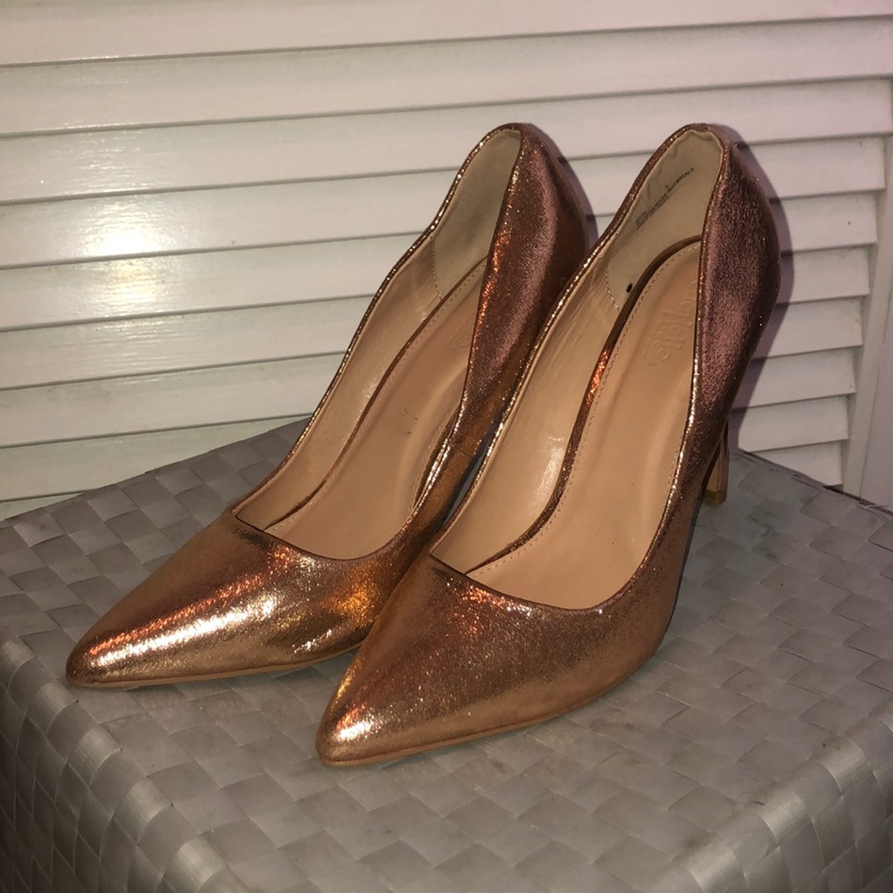 Gold/ Rose Gold size 8 metallic like heels